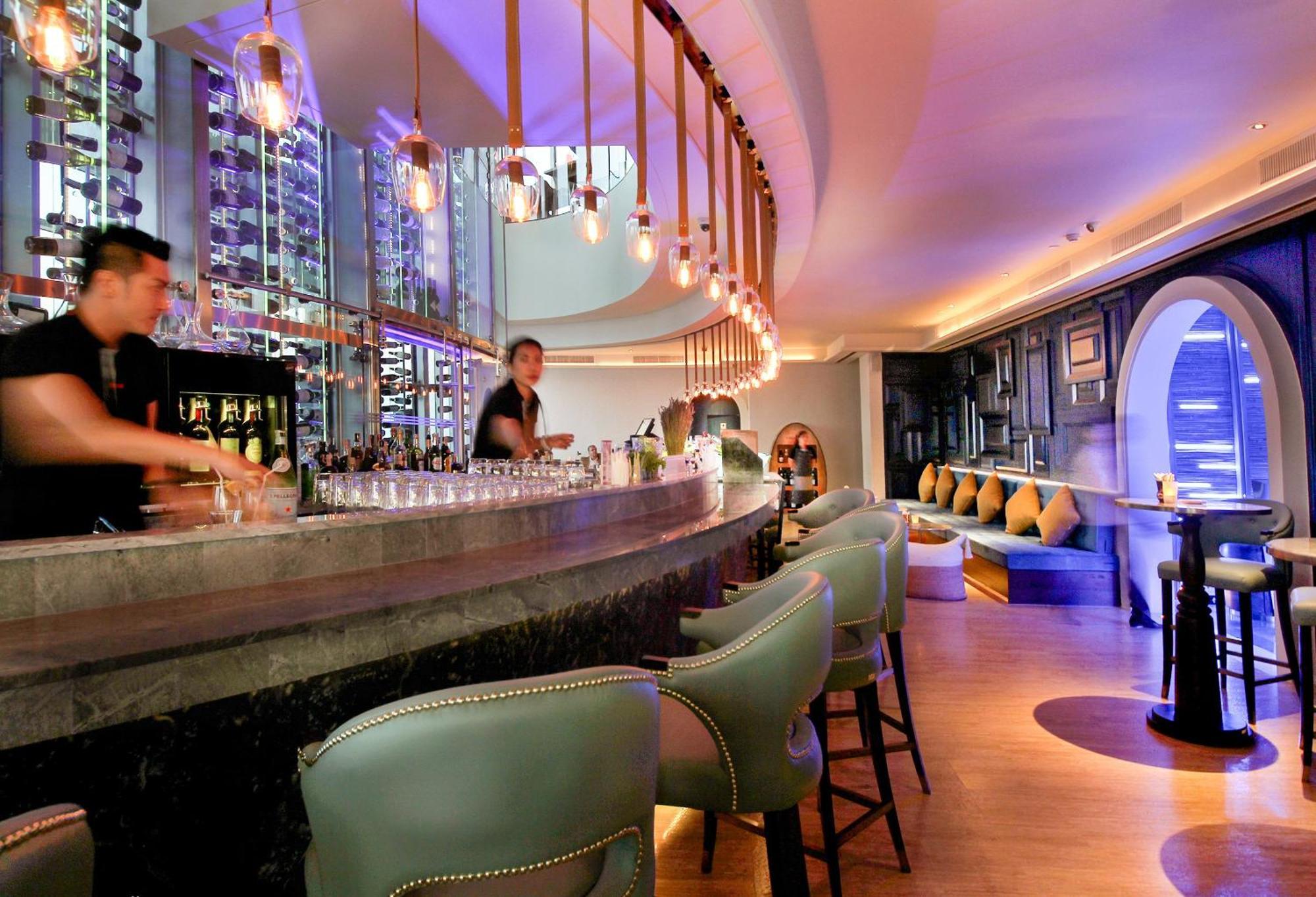 Centara Grand At Centralworld Bangkok Exteriér fotografie The bar at the 101 bar