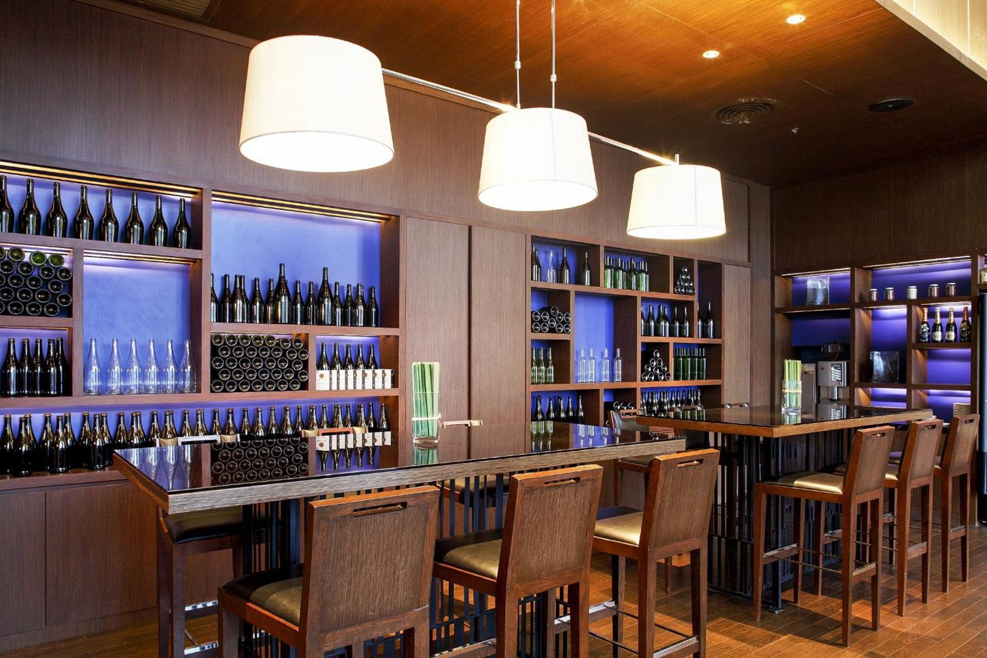 Centara Grand At Centralworld Bangkok Exteriér fotografie Wine bar in Madrid, Spain