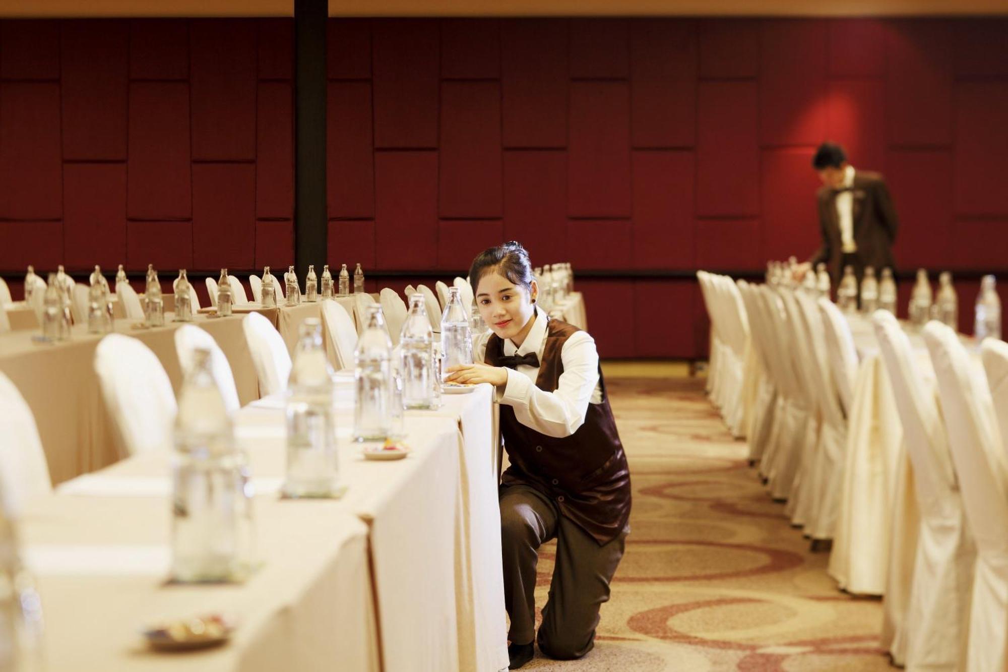 Centara Grand At Centralworld Bangkok Exteriér fotografie A hotel employee sets up a meeting room
