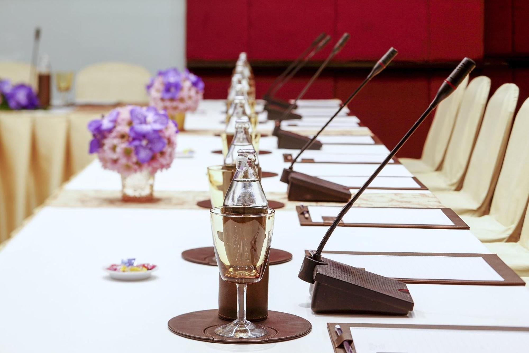 Centara Grand At Centralworld Bangkok Exteriér fotografie A table microphone