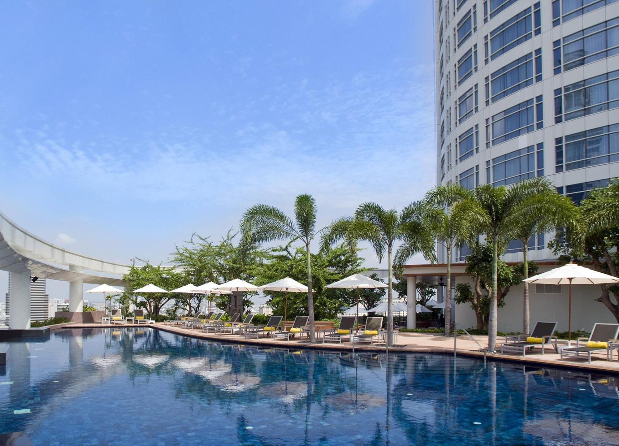 Centara Grand At Centralworld Bangkok Exteriér fotografie The pool at the hotel